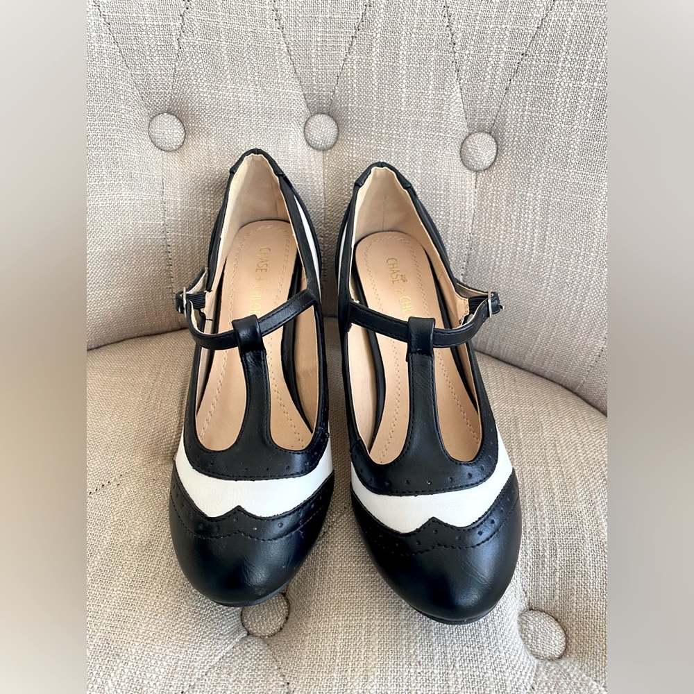 Adorable pinup closed toe heels